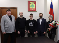 Алексей Кудрявцев, мэр Сосновоборска, встретился с призёром Национального Чемпионата «Абилимпикс» Семёном Бакуреем