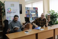 «Рыжие белки летят на юг» и «Пушистый блюз»: студенты познакомились с поэтом Красноярья «Рыжие белки летят на юг» и «Пушистый блюз»: студенты познакомились с поэтом Красноярья