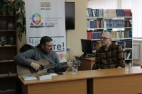 «Рыжие белки летят на юг» и «Пушистый блюз»: студенты познакомились с поэтом Красноярья «Рыжие белки летят на юг» и «Пушистый блюз»: студенты познакомились с поэтом Красноярья