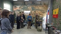 Встреча с героем: студенты группы 158‑ТМ на выставке памяти Героям СВО